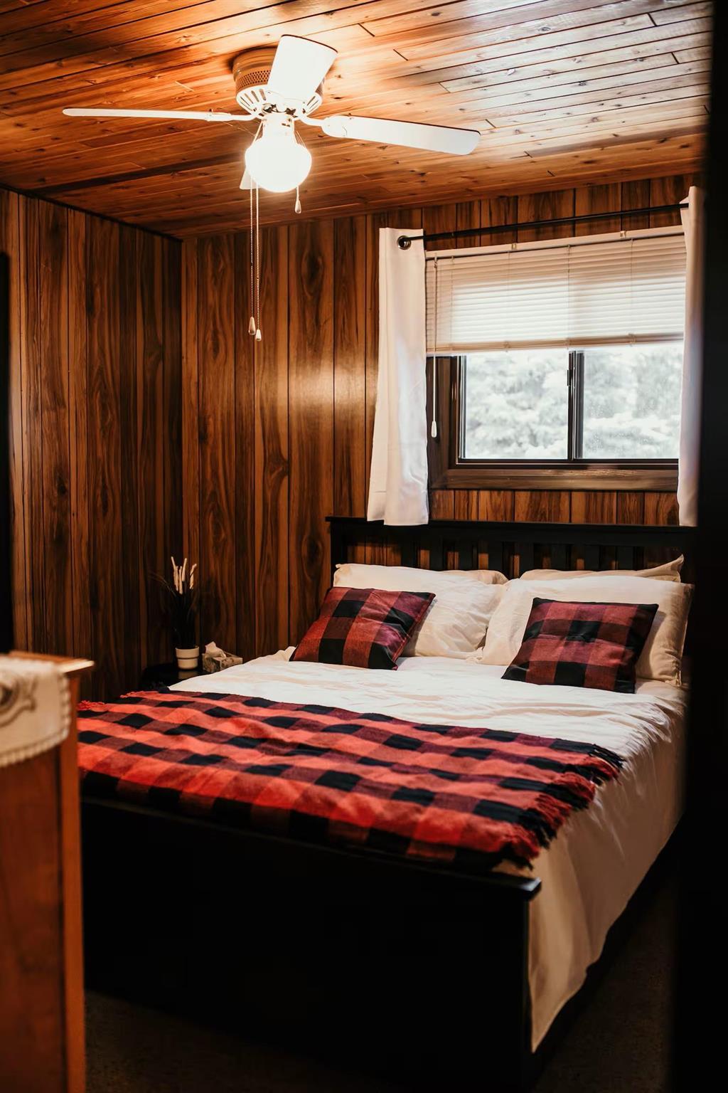 899 PTH 9 Highway, Winnipeg Beach &middot; bedroom with a double bed and ceiling fan