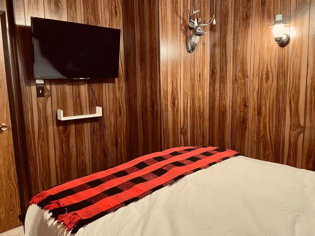 899 PTH 9 Highway, Winnipeg Beach &middot; bedroom with a wall-mounted TV